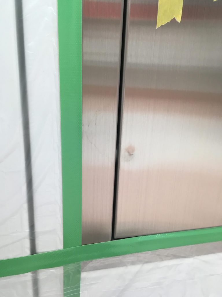 ステンレス収納扉の凹み修理