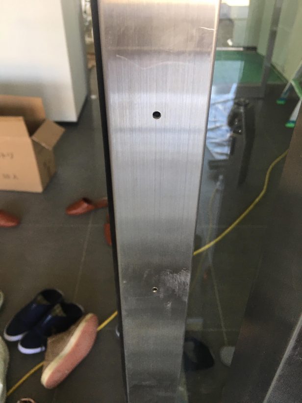 自動ドアステンレス枠の穴修理